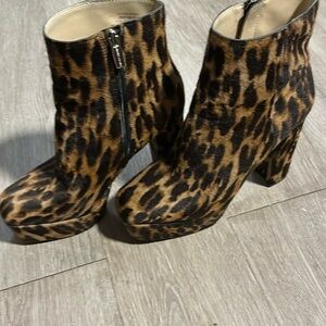 Trendy platform boots. Leopard print. Leather.